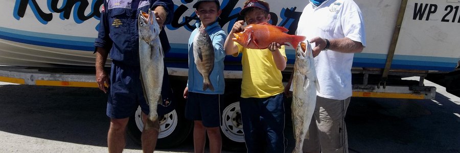  Heel links: Skipper D. P. Burger met â€˜n ordentlike geelbek, en dan sy seun, Divan met â€˜n hottie. Langs hom staan Arristof Dahl wat sy roman vashou en dan sy pa, Erik, met â€˜n mooi geelbek.  Hulle is Saterdag met King Fisher in wilde water uit en is met hierdie visse beloon.